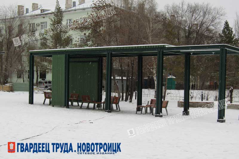 Завершилось благоустройство сквера в центре Новотроицка 