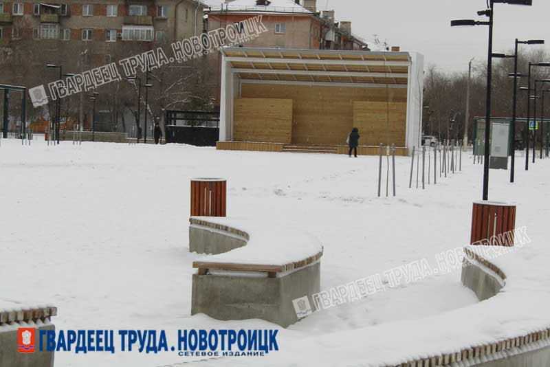 Завершилось благоустройство сквера в центре Новотроицка 