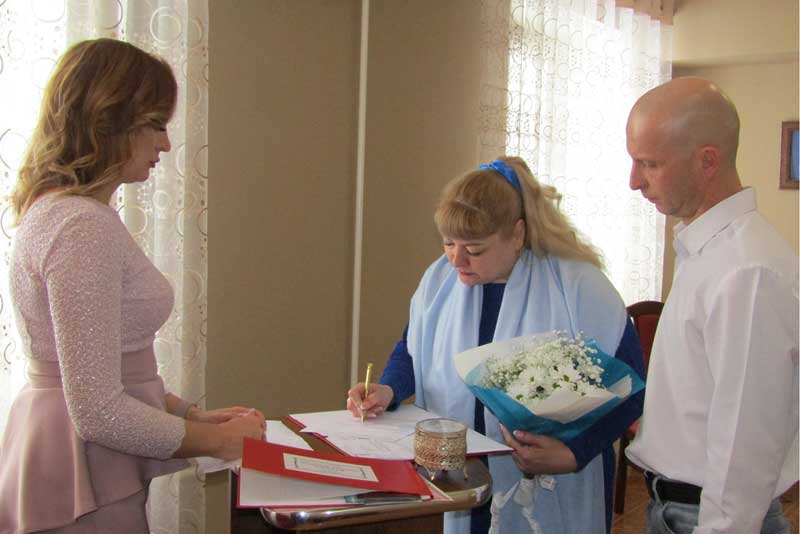 В Новотроицке прошла первая в 2024 году регистрация брака
