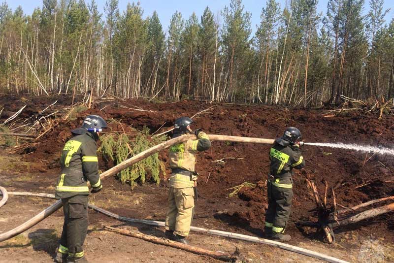 Пожарные из Оренбуржья защищают от огня сёла Винокурова и Ушаровское в Тюменской области