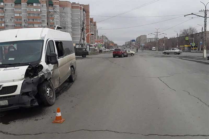 В Новотроицке столкнулись легковушка и автобус, пострадали три человека