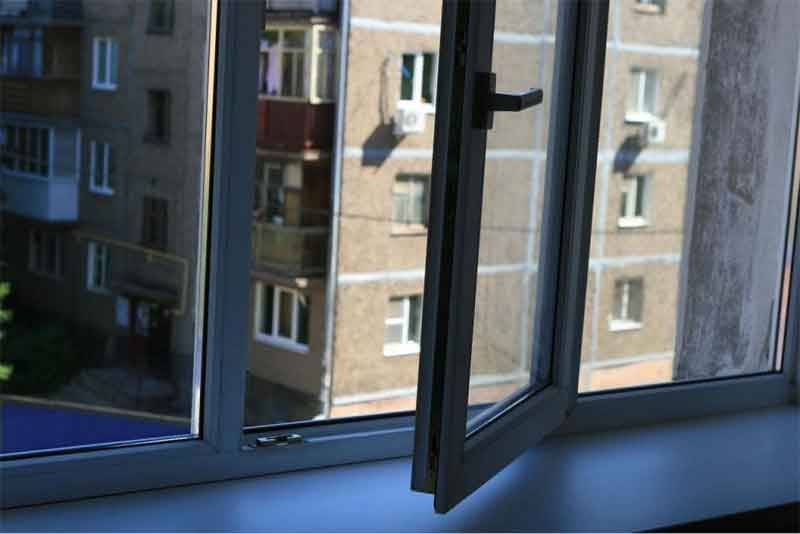 В Новотроицке 6-летняя девочка выпала из окна третьего этажа