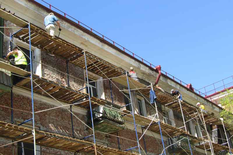 Ремонт фасадов жилых домов в исторической части города продолжается