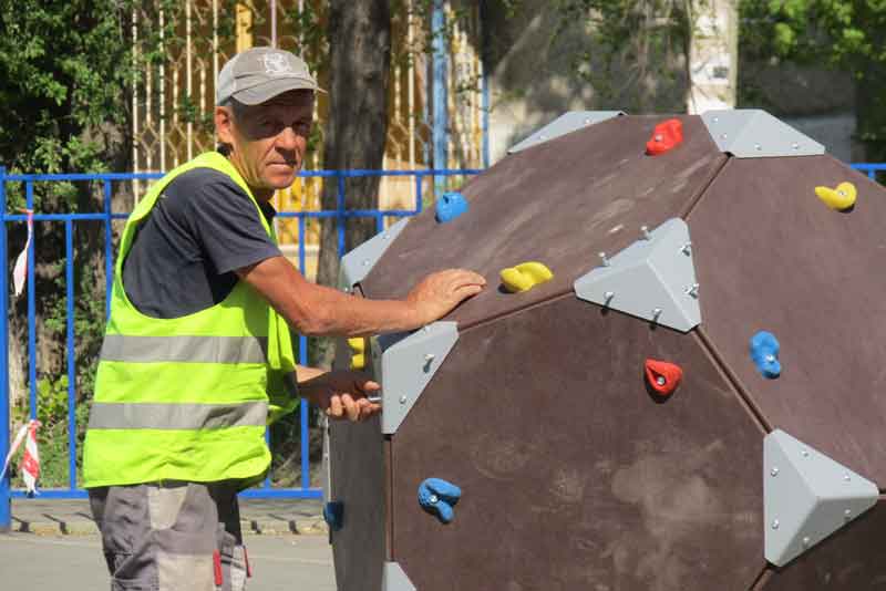 Реконструкция детской площадки на улице Марии Корецкой близка к завершению