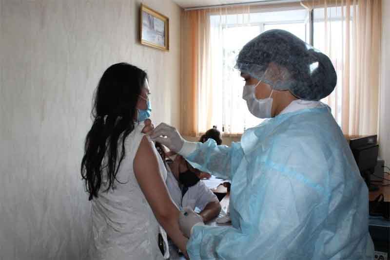 Почти 400 000 оренбуржцев получили первую прививку от коронавирусной инфекции