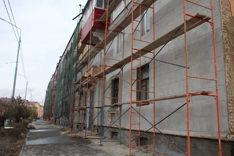 В Новотроицке продолжается ремонт фасадов в исторической части   улицы Советской 