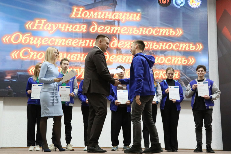 Уральская Сталь отметила корпоративными стипендиями успешных студентов своих базовых учебных заведений