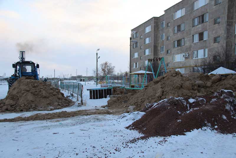В разрушенном взрывом газа доме поселка Новородный восстанавливают систему отопления