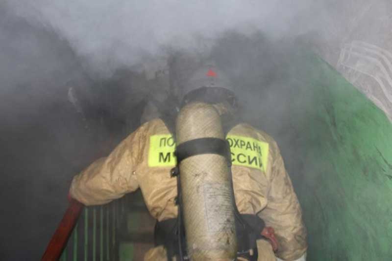 В Новотроицке пожарные спасли человека из горящей двухэтажки