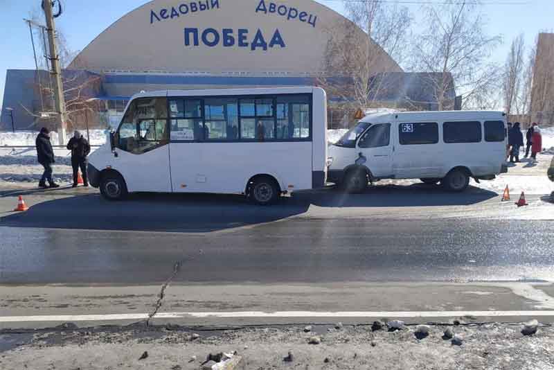 В Новотроицке попали в ДТП два маршрутных микроавтобуса