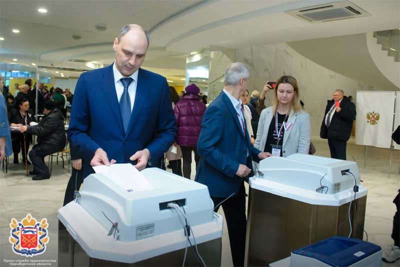 Губернатор Денис Паслер одним из первых проголосовал на выборах Президента России