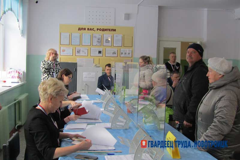 Многие новотройчане проголосовали уже  в первые минуты работы избирательных  участков