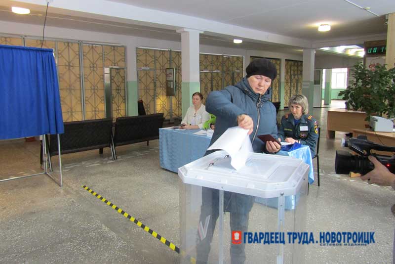 Многие новотройчане проголосовали уже  в первые минуты работы избирательных  участков