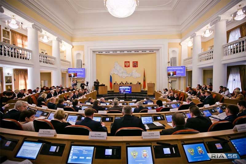 Депутаты Заксобрания Оренбуржья приняли закон о выплатах семьям с детьми от 8 до 17 лет