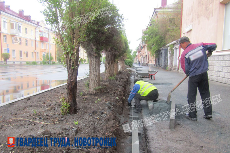 В Новотроицке на улице Советской ремонтируют тротуарную зону