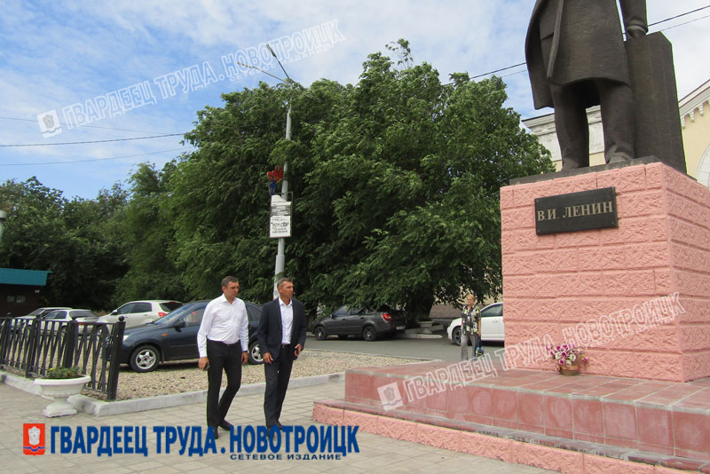 Глава Новотроицка Денис Меньшиков прокомментировал ситуацию  с парковкой транспорта  у железнодорожного  вокзала