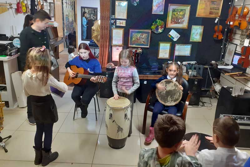 Волонтеры культуры пригласили ребят  в страну музыки