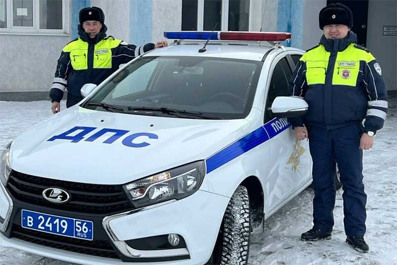 Инспекторы ДПС Новотроицка помогли водителю и пассажирам выбраться из снежного плена