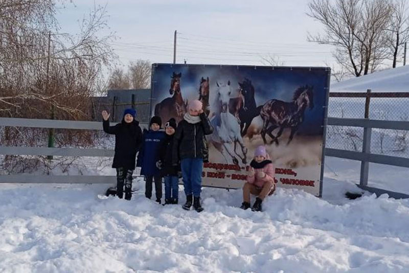 В Новотроицком конном клубе побывали воспитанники детского дома
