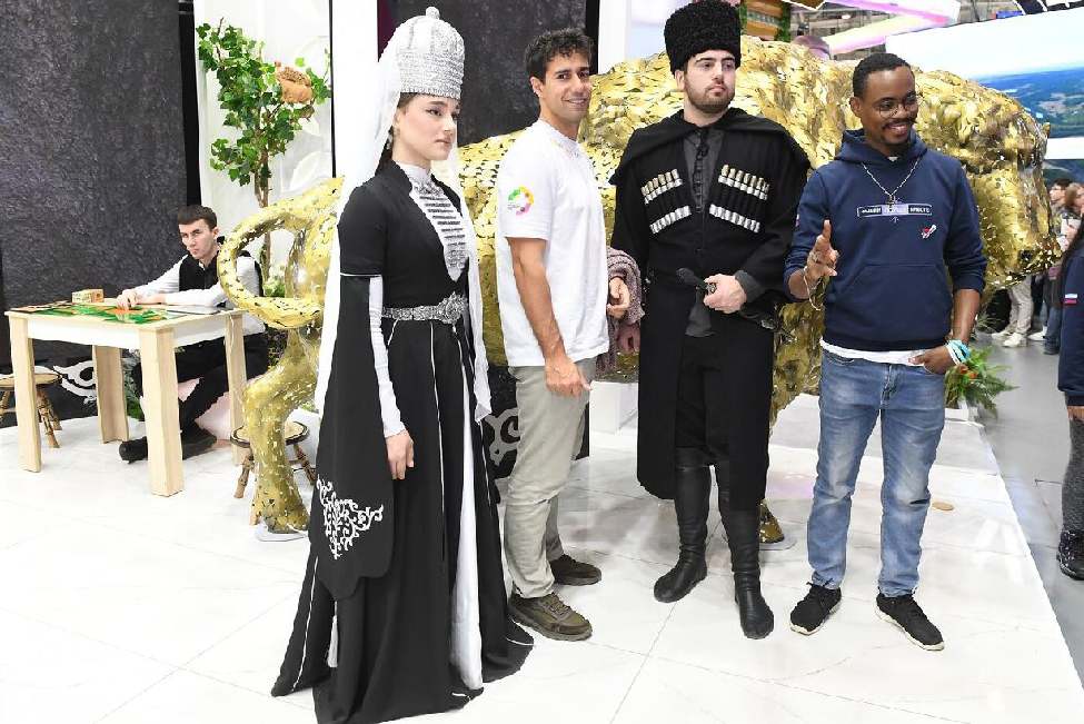 Зарубежные участники Всемирного фестиваля молодежи в «Сириусе» заканчивают знакомство со страной на Международной выставке-форуме 