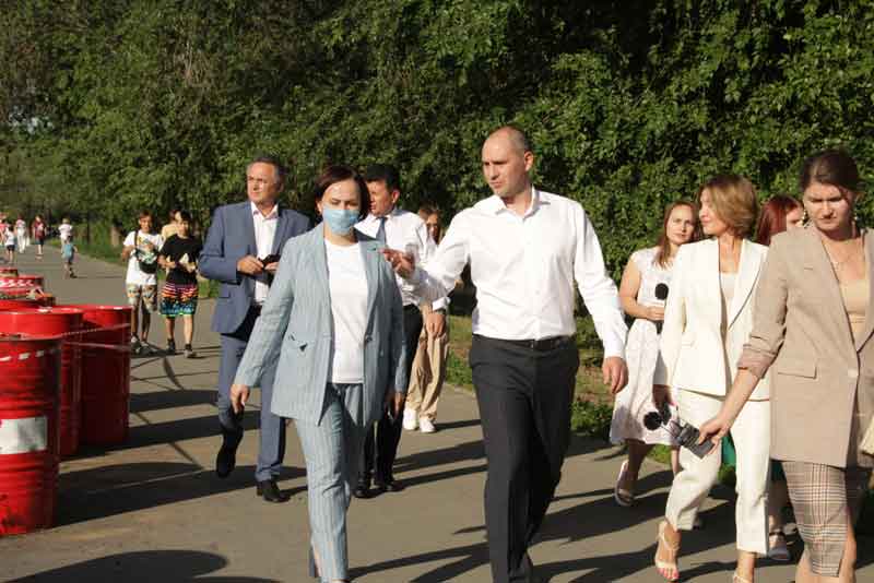 Денис Паслер проверил ход работ по благоустройству в Новотроицке