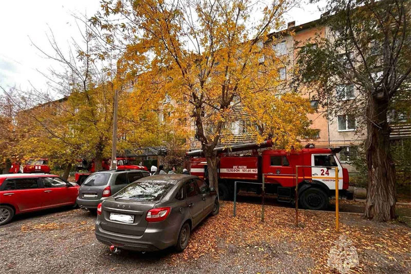 В Новотроицке на пожаре в многоквартирном доме спасли 46-летнюю женщину