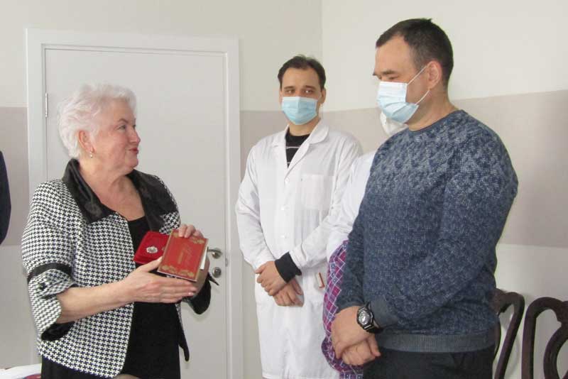 В Новотроицке врачам вручили медали за заслуги в борьбе с пандемией