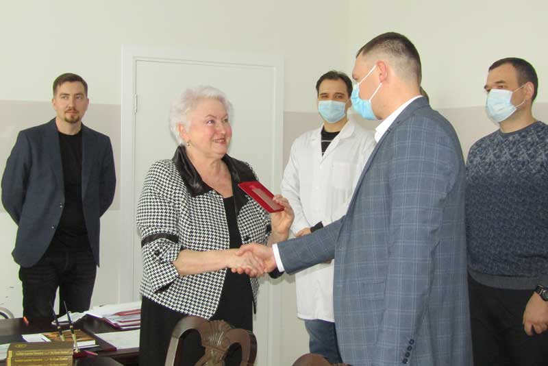 В Новотроицке врачам вручили медали за заслуги в борьбе с пандемией