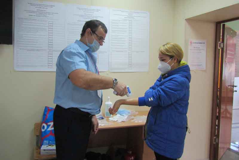 Новотройчане активно идут на выборы с самого утра