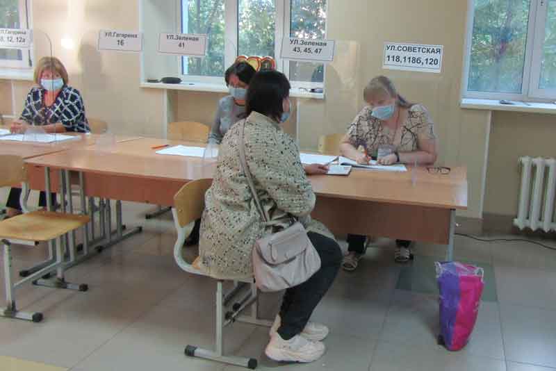 Новотройчане активно идут на выборы с самого утра