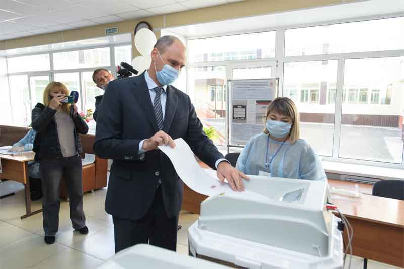 Денис Паслер проголосовал на избирательном участке в Кувандыке
