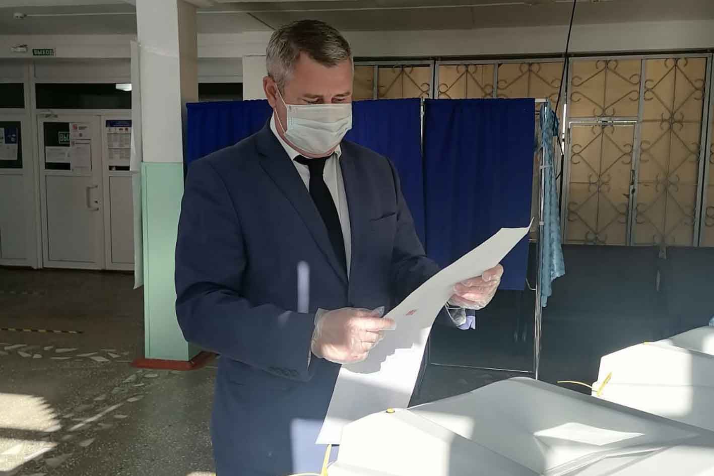 В Новотроицке одним из первых проголосовал глава Новотроицка Дмитрий Буфетов