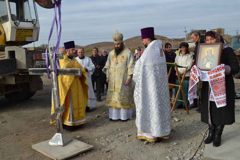 На колокольне храма Андрея Первозванного установлен крест (фото)