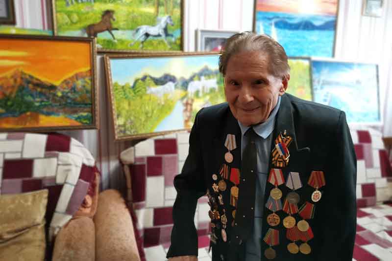Ветеран подарил Новотроицку свою картину