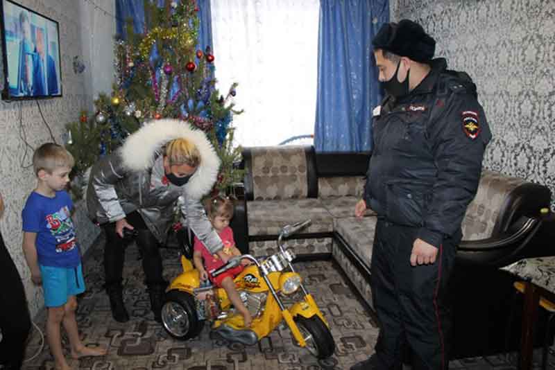 Победители акции « Полицейский Дед Мороз» получили подарки