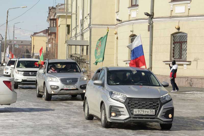 Автопробег в поддержку Президента РФ Владимира Путина и российской армии, с участием порядка 70 автомобилей, прошел сегодня в Новотроицке