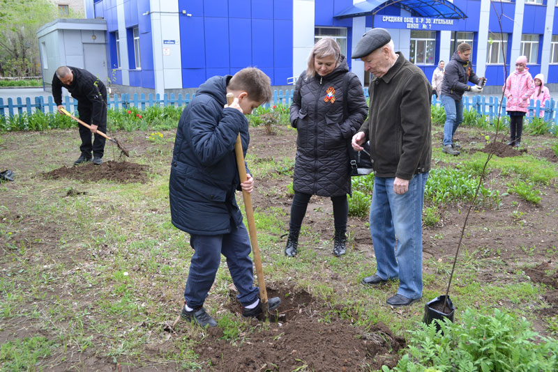 Химзаводчане помогают школьникам высаживать «Сад памяти»