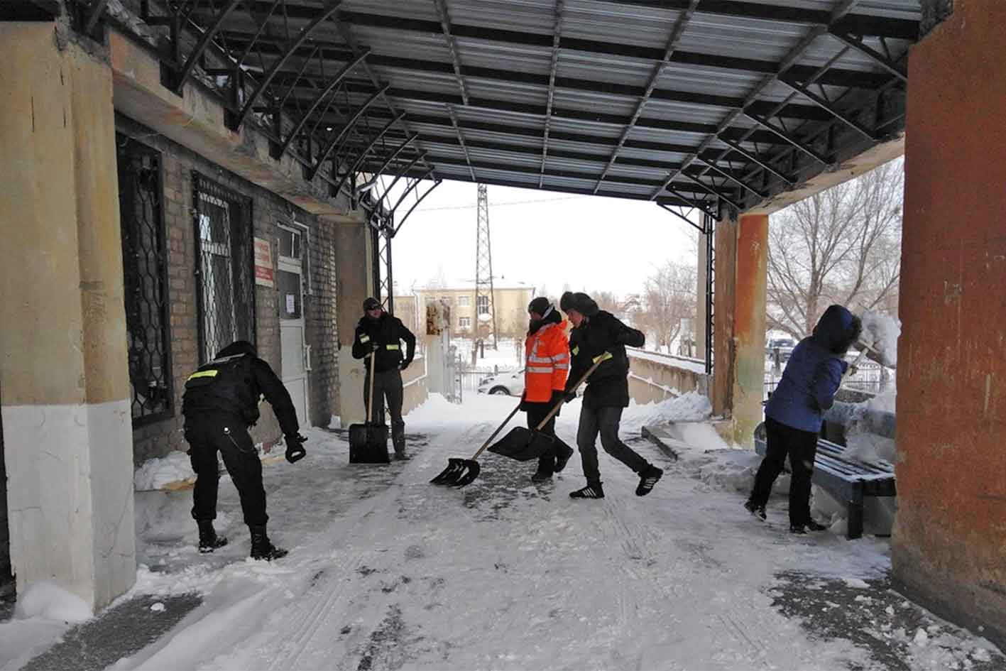 Волонтеры приходят на помощь попавшим в снежный плен (фото)