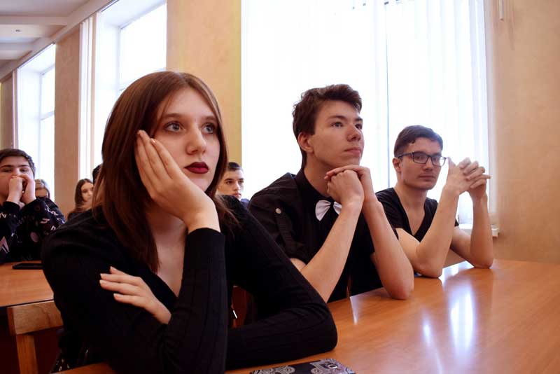 Александр Цирлинсон представил свои стихотворные  произведения студентам колледжа (фото)
