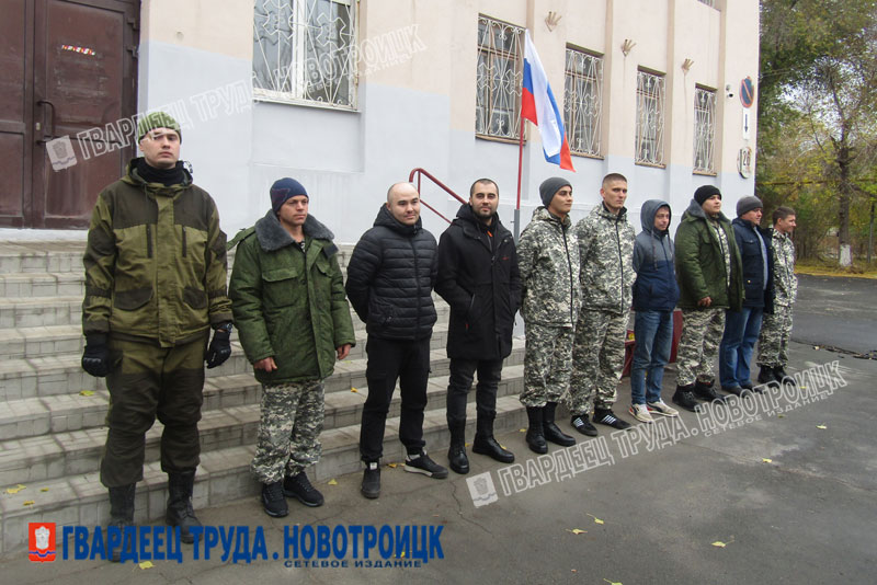 Еще одна группа новотройчан, призванных в рамках частичной мобилизации, пополнила ряды Российской армии