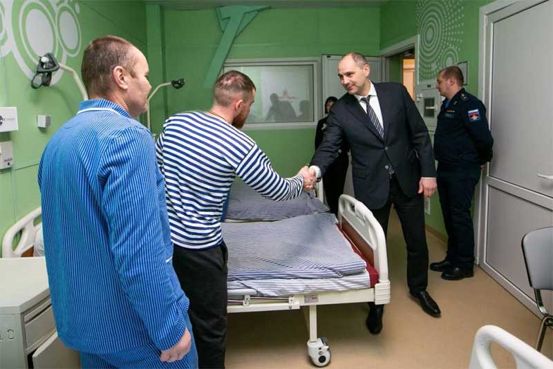 Денис Паслер посетил в Оренбургском военном госпитале бойцов СВО