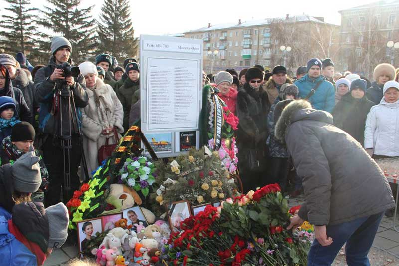 Девять дней спустя. Более 1000 орчан пришли в Сквер Славы почтить память погибших пассажиров Ан-148 (фото)