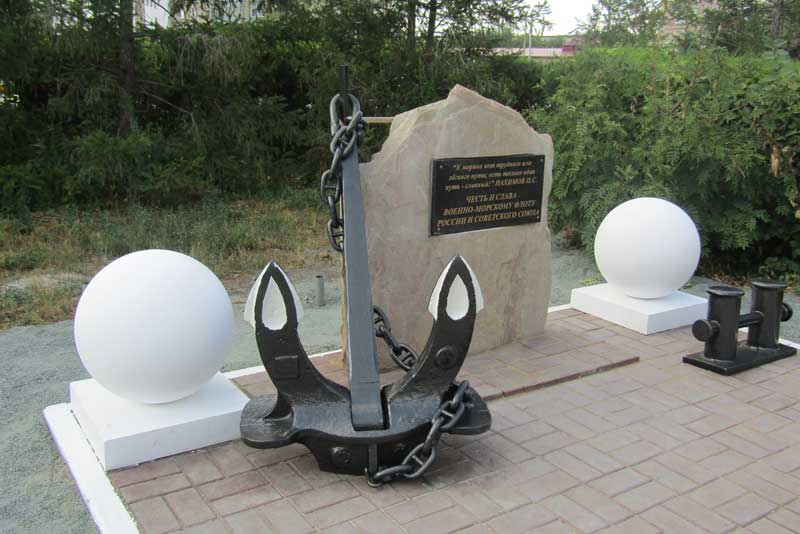 Монумент морякам – в сухопутном Новотроицке