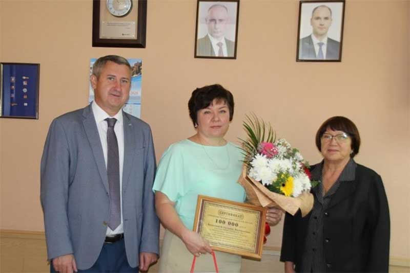 Учитель Татьяна Бадулина из Новотроицка получила губернаторскую премию