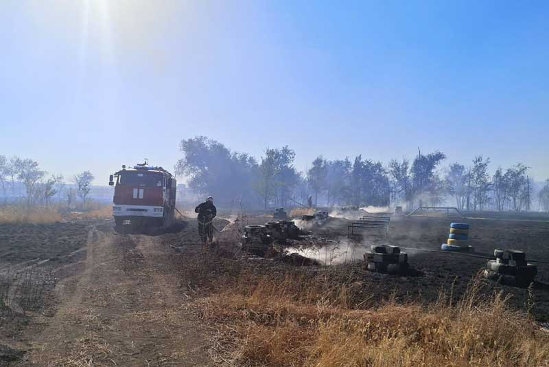 В Новотроицке ликвидирован ландшафтный пожар, угрожавший гаражному кооперативу
