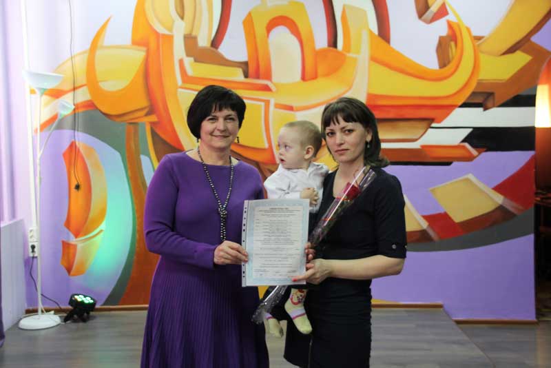 Молодые семьи получили сертификаты на жилье