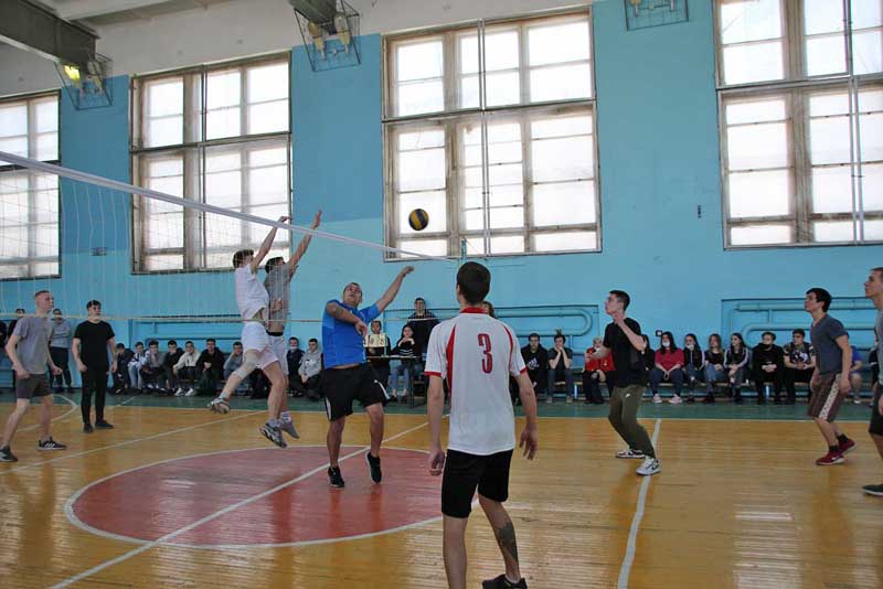 Турнир по волейболу памяти П.Асеева стартовал в Новотроицке