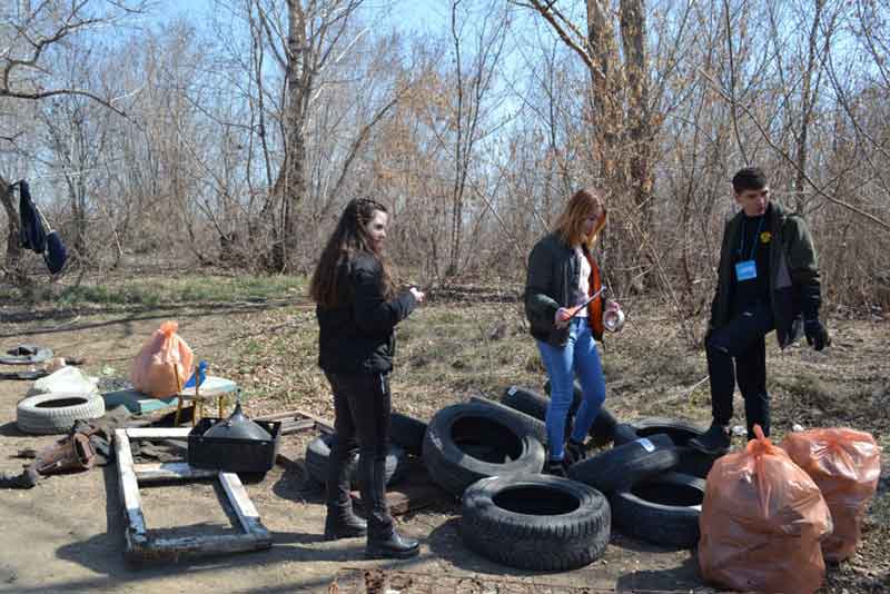 «Чистые игры»: две тонны мусора собрали волонтеры на озере Сазаньем