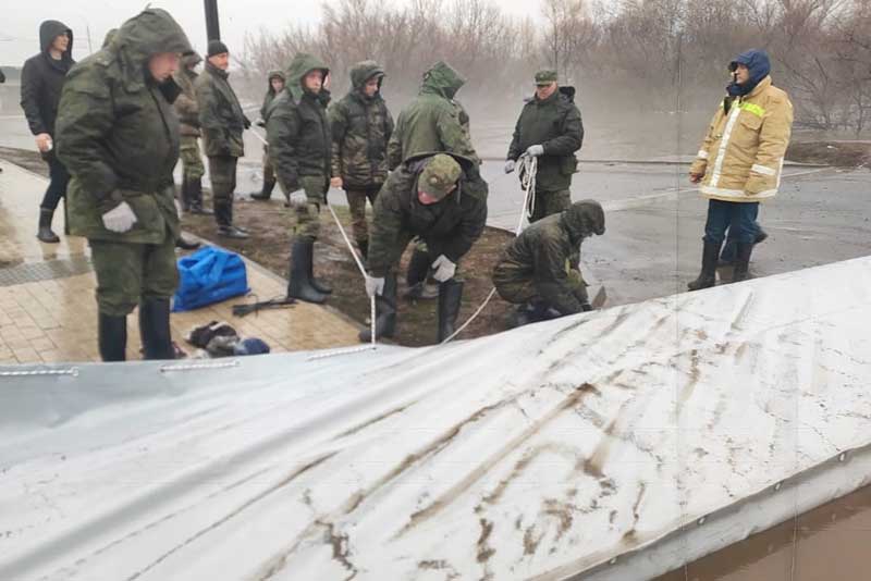 В Оренбуржье сотни резервистов минобороны помогают в ликвидации последствий паводка