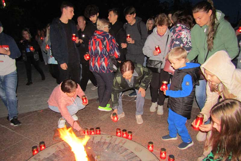 Новотройчане зажгли лампадки у монумента «Вечно Живым»